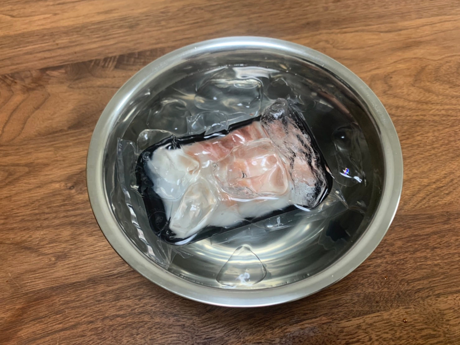 冷凍魚は「氷水解凍」が一番美味しい？刺身の旨味を守る解凍方法を解説